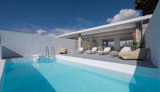 Mythos villa 9,pool,Walking distance to beach