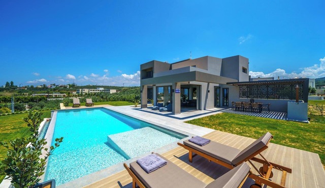 Oceanea Villa: Walk to Agia Marina Beach, Shops & Restaurants/Private Pool in Agia Marina
