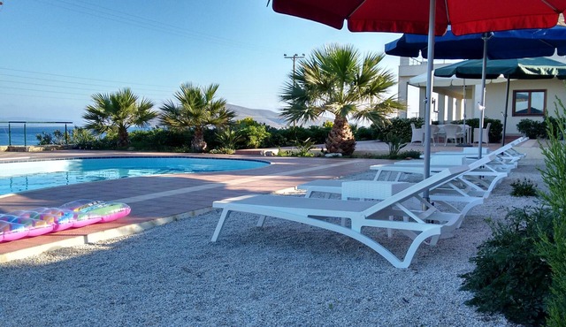Oceanis Apartment Suite - A Spectacular Beachfront Location