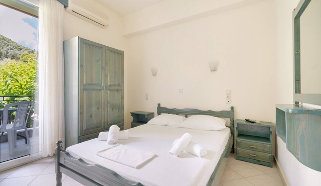 Odysseia Apartment 2 - 2 Min Walk to Beach, 2 Adults, Terrace, Wi-Fi & AC in Nikiana