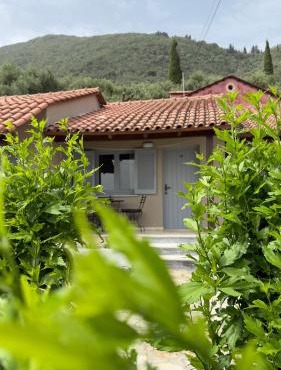 Olga's Sea & Garden View Studios, 400m from Ipsos Beach