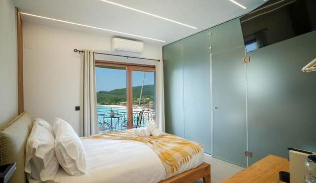 Omnia Deluxe Rooms