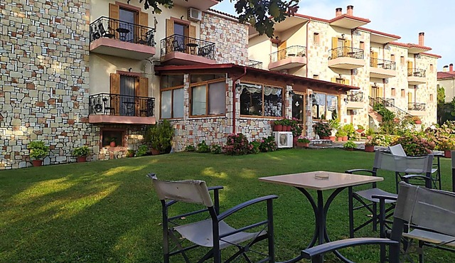 Orama Hotel - Lake Plastira Fireplace Quad Suite in Kryoneri