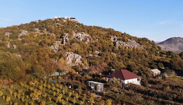 Orchard Guard Tower offers guests all the luxuries of home with mountain views in Ivanaj