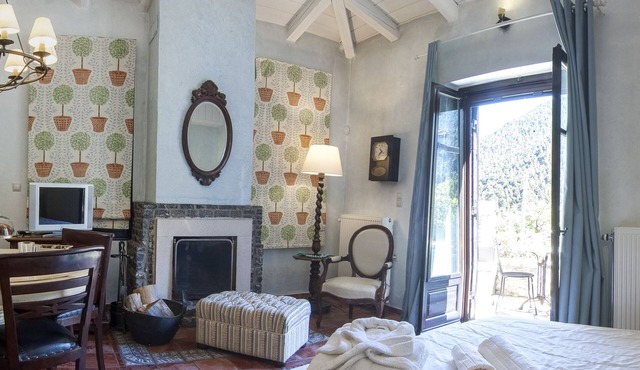 Ostra Menalon Luxury Suites