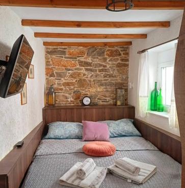 Palaiokastro Rustic Stone Villa in Palaiókastron