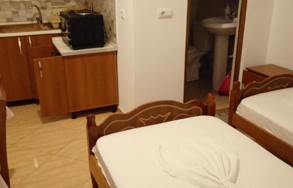 Pano Duka Himare Roms in Vlorë