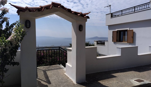 Panoramic sea/mountain views, fast wifi, easy access & parking at hilltop home!
