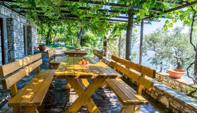 Petra Mare Apartments in Thimonia