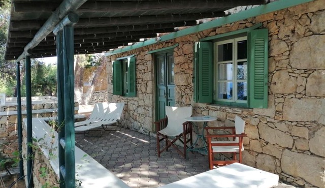 Petrino 1 - Traditional Lerian House in Vromolithos