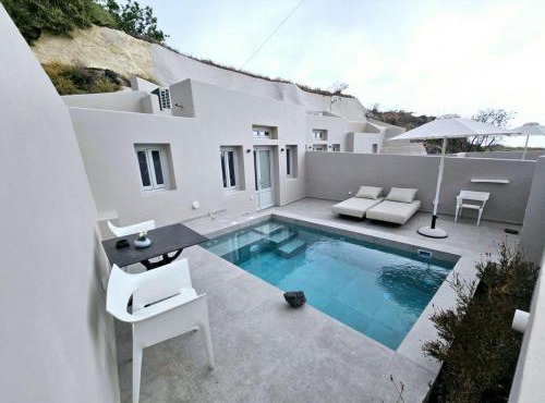 Petroma Cave Suites in Vourvoulos