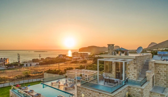 Private pool★Indoor Jacuzzi★Walk to taverna, market & Falasarna beach.
