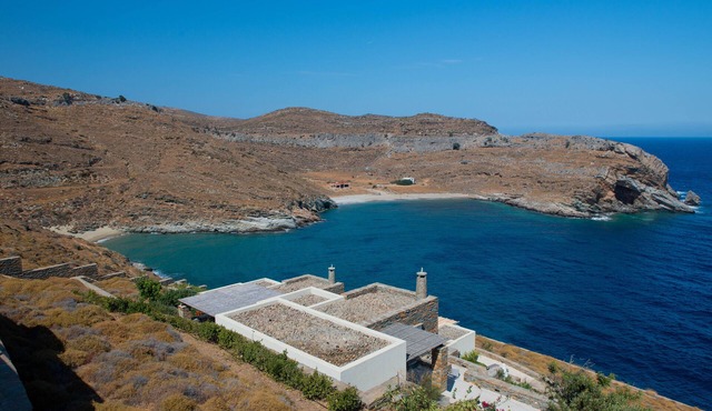 Psili Ammos Beach House next to a sandy private beach in Πέρα Μεριά