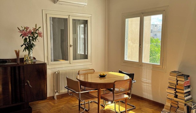 Quiet Designer Home, 2BR, Sunset Balcony Kypseli in Athina