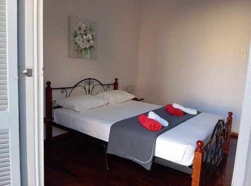 Quiet private room in a dormitory 5' from metro in Athens