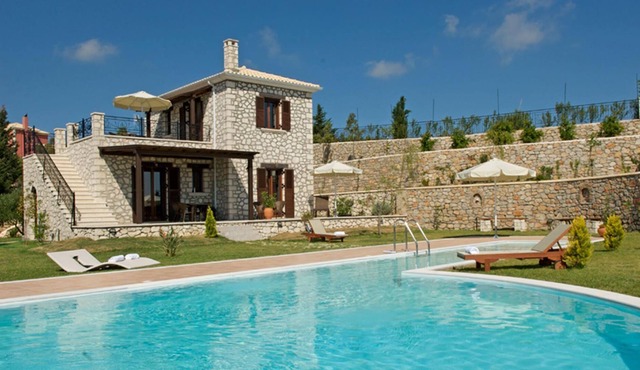 R 3003 Villa Ellinor with Central Heating, Fireplace & Soundproof Windows. in Sfakiotes