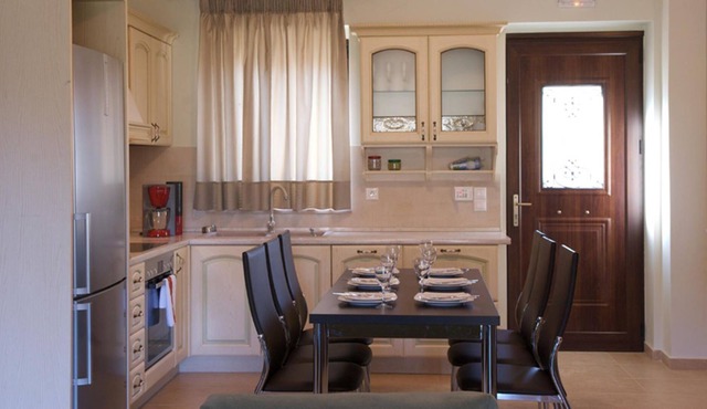 R 3004 Villa Emerald with Central Heating, Fireplace & Soundproof Windows. in Sfakiotes