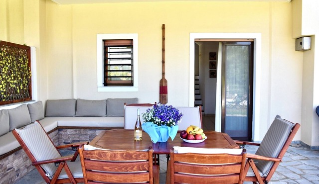 Relaxed family villa with garden, just steps from the beach in Fourka