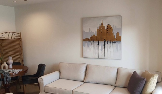 Relaxed Space for Couples or Families is just 5 minutes - downtown, with parking
