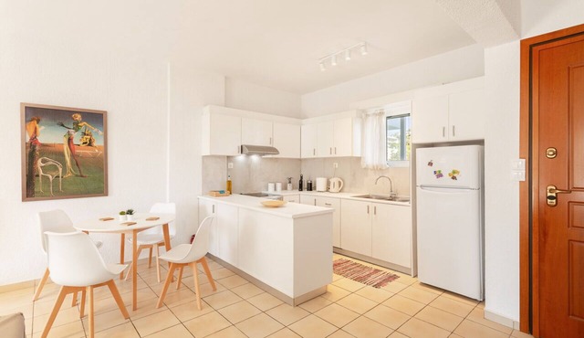 Renovated luxury apartment 30m from beach. Big balcony