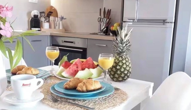 Renovated seaside apt for families with 1 kid : sea view, full kitchen, Wi-Fi