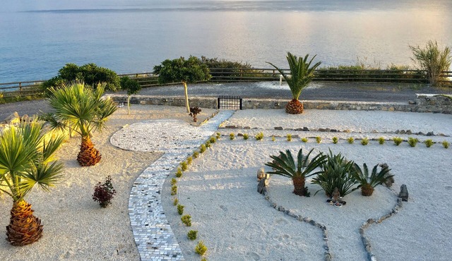 Right on the cliff: wonderfully quiet, luxuriously private stone house