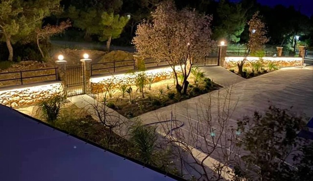 Rock Garden Apartments - 2 steps from the beach