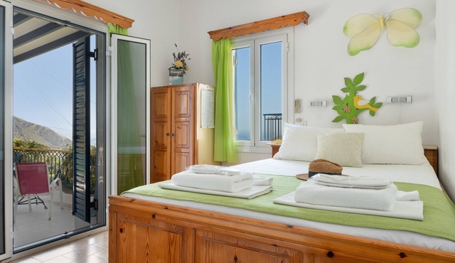 Room 7 at Pagali Hotel with King Bed in Órmos Aiyialís