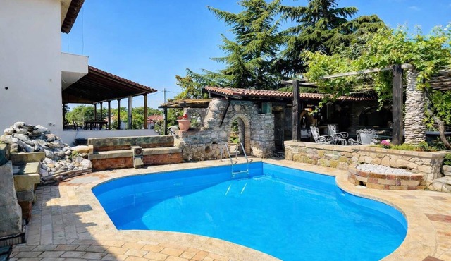 Saltos Apartment 2 - Pool & Garden Getaway