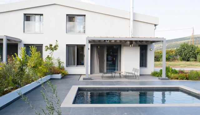Sea breeze suites Mistral 4 per with private pool in Nafplio