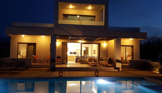 Sea Queen Villa - Next to the beach.! 4Km from Chania city center .!
