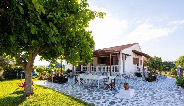 Seaside Retreat for Families and Pets in Analipsi