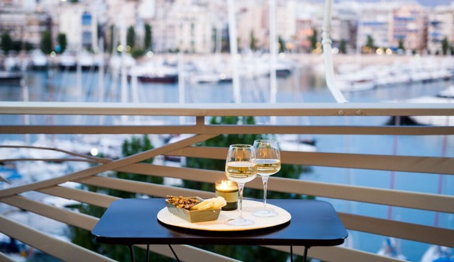 Seaview,bright ,fully renovated and elegantly decorated apartment