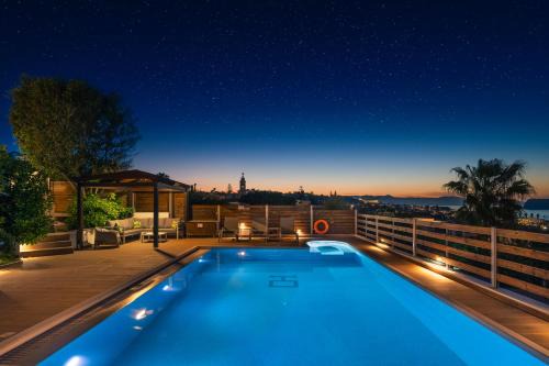 Seaview Garden Villa - Heated Pool & Sauna in Stalos