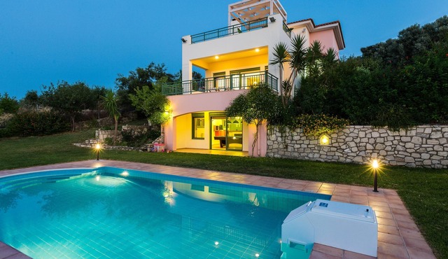 Secluded Villa w/Private Pool, Children Play Area, Pool table, BBQ & Sea Views