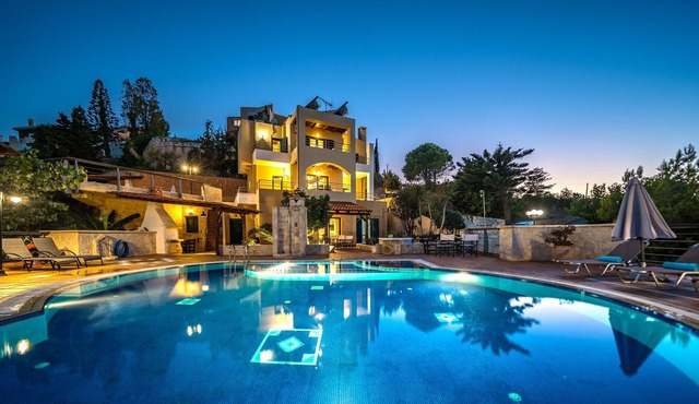 Sofia-Thomas 6BD with Private Pool, near to sandy beach in Agia
