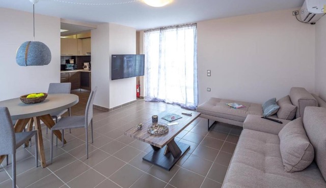 Solon - Deluxe City Center Apartment in Agios Dimitrios
