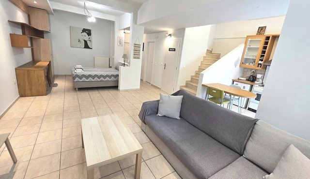 Spacious cosy studio w/100mbps Fiber@Home WiFi in very safe & quiet area!