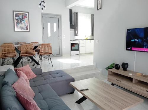 Spacious maisonette 200m from the sea private