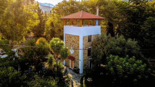 Steinturm mit Dach-Terrasse zwischen Fluß, Meer und Gebirge- Spiti Pirgos in Paralía Sergoúlas