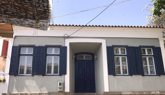 Stone built house, fully renovated, high ceilings, big windows in Petra