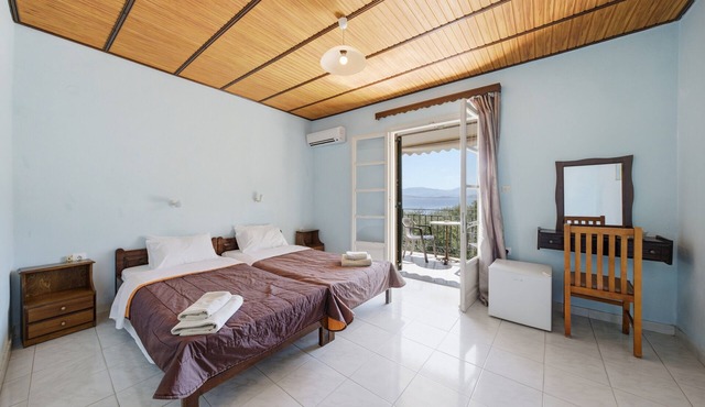Studio Apartment 'Apraos Bay Hotel Room 6' with Sea View, Wi-Fi and Air Conditioning in Απραος