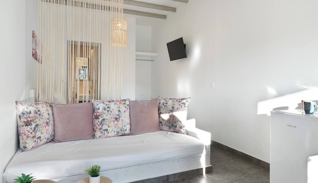 Studio Apartment 'Calm Suites Kythnos 2' with Sea View, Wi-Fi and Air Conditioning in Kythnos
