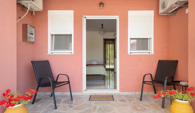 Studio Apartment 'Flo's 8' with Shared Garden, Wi-Fi and Air Conditioning
