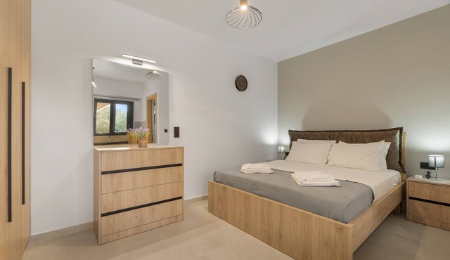 Studio Apartment 'Sokol Stone House 2' with Mountain View, Wi-Fi and Air Conditioning