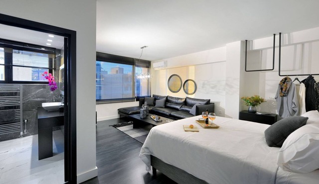Stunning Athens Suite | Psyrri Junior Suite | Historic Centre in Athens