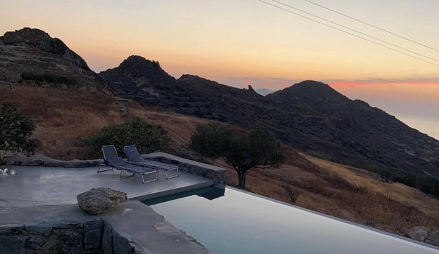 Stunning Bungalow Milos Greece. Panorama Sunset. Infinity Pool & AC.