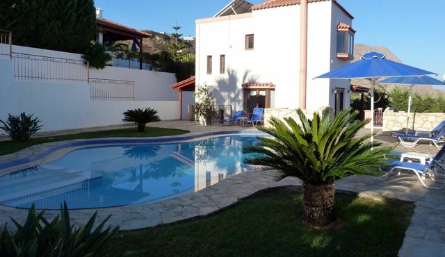 Stunning private villa with WIFI, A/C, hot tub, private pool, TV, terrace, panoramic view, parking in Chania