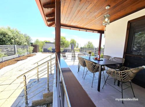 Summertime Villa just 90meters from the sea! in Sozopoli