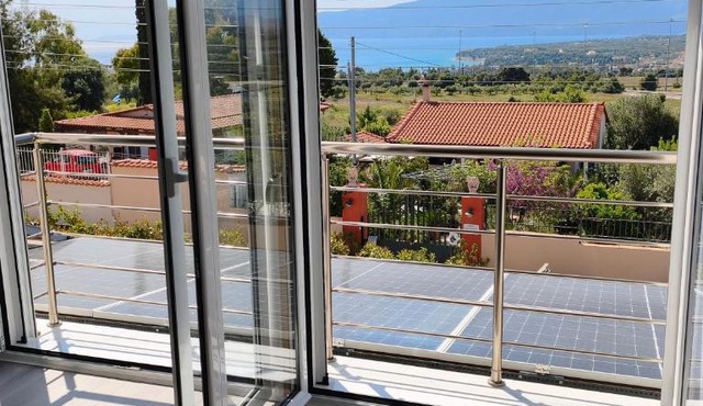Sunny Home Loutraki is a modern studio with views of the bay and mountains with private parking